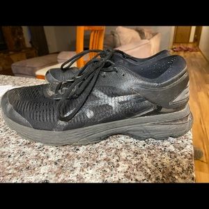 black asics running shoes